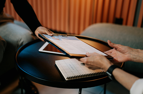 vous-recrutez-une-aide-financiere-disponible-a-l-embauche-avec-le-cie